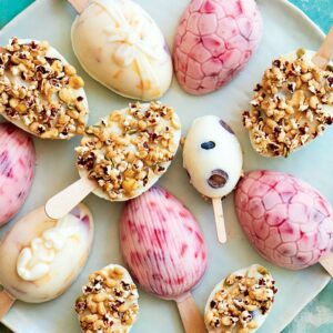 Frozen yoghurt Easter egg pops